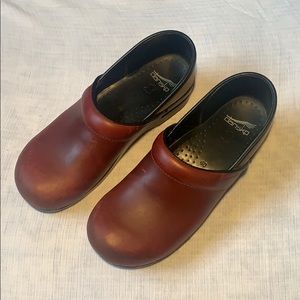 Dansko leather Clogs sz 40 in wine burgundy color